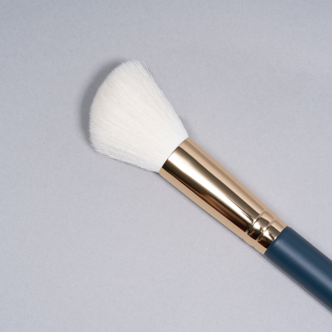 HF22: Angled contour and bronzer powder brush