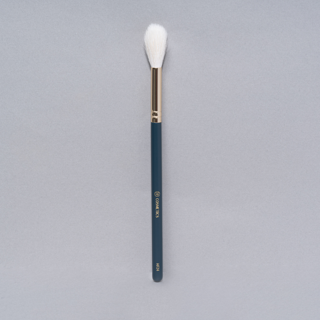 HF24: Tapered highlighter and face-shaper brush