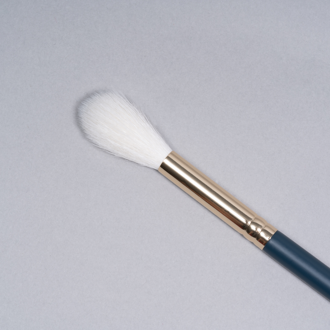 HF24: Tapered highlighter and face-shaper brush